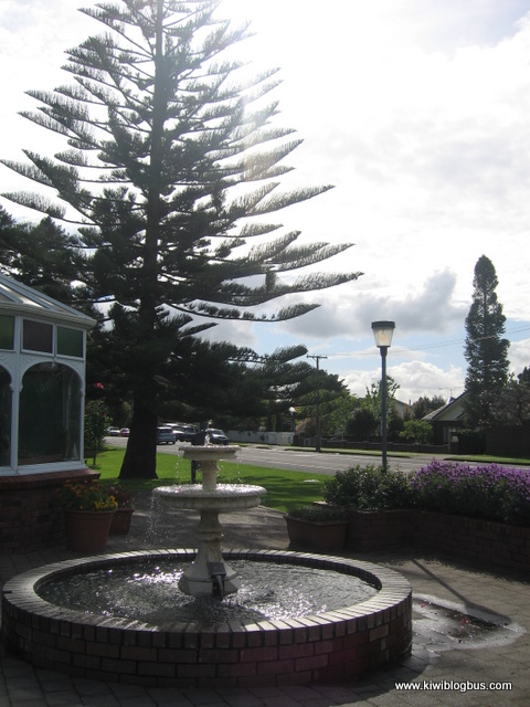 Thornton Road Gardens and fountain