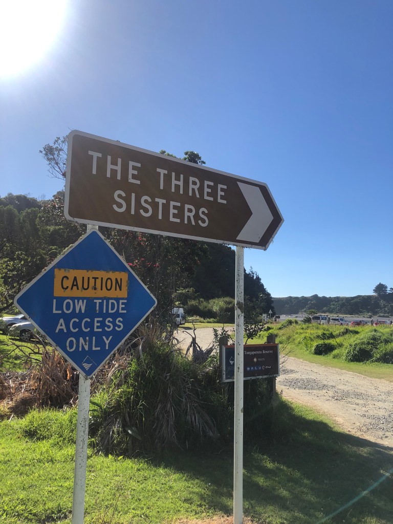 Signpost for the walk to the Three Sisters